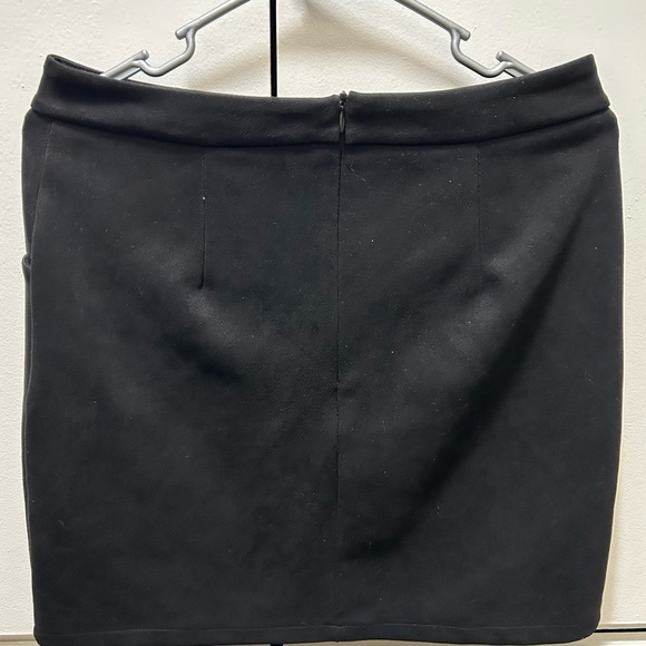 Black skirts with double slits and small pockets - Picture 2 of 4